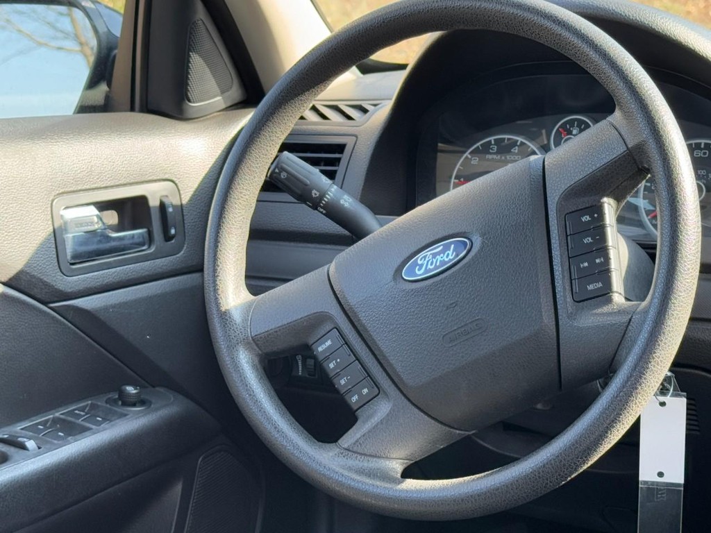 Ford Fusion Vehicle Full-screen Gallery Image 12