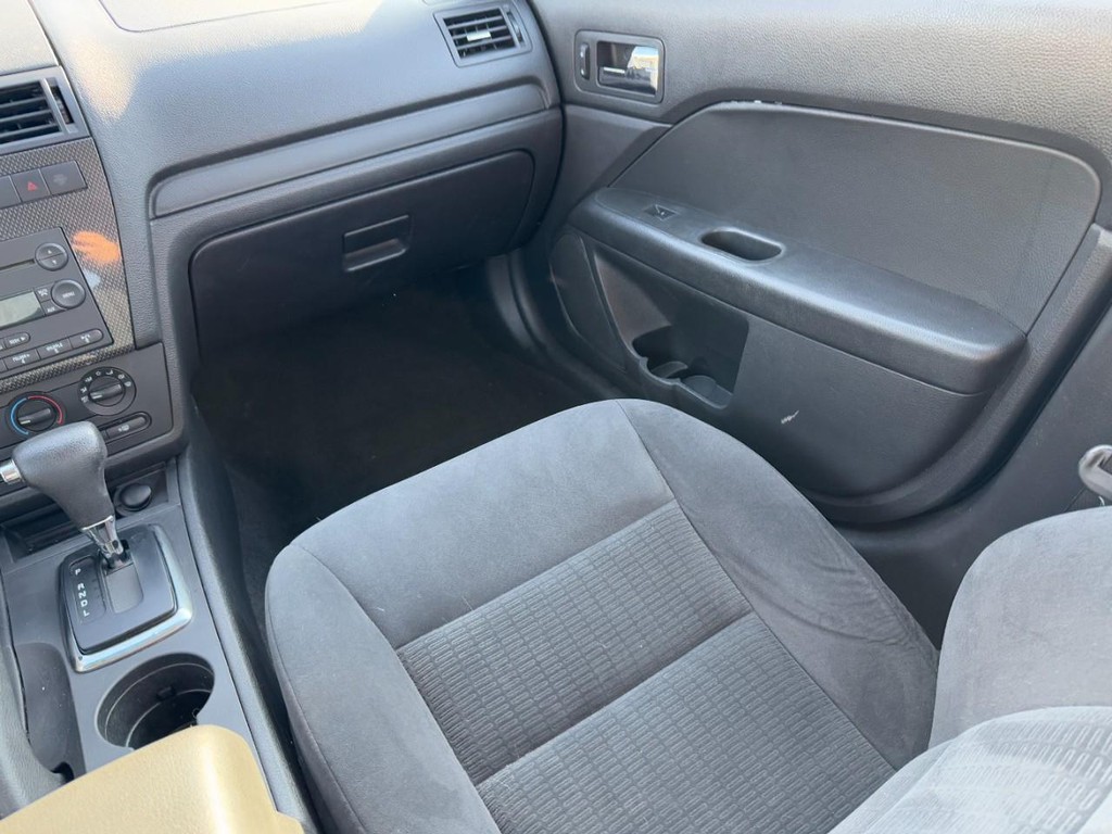 Ford Fusion Vehicle Full-screen Gallery Image 15