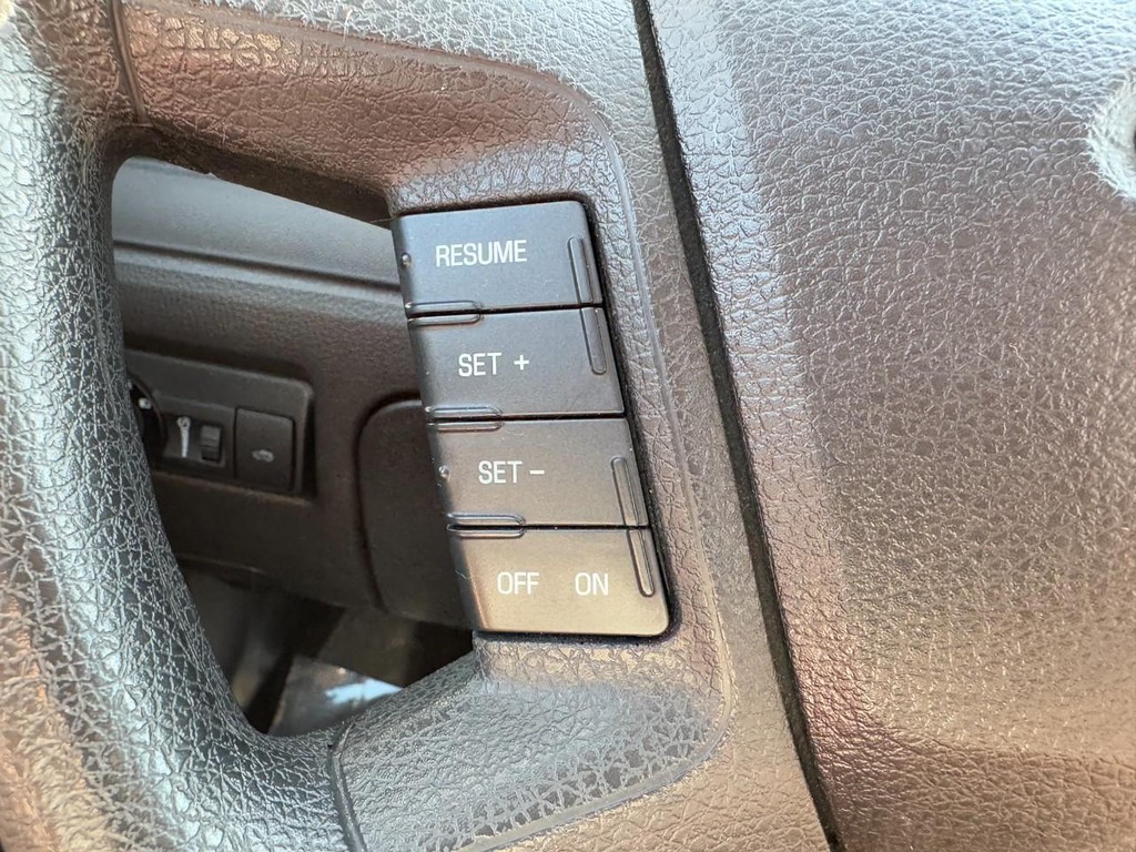 Ford Fusion Vehicle Full-screen Gallery Image 16