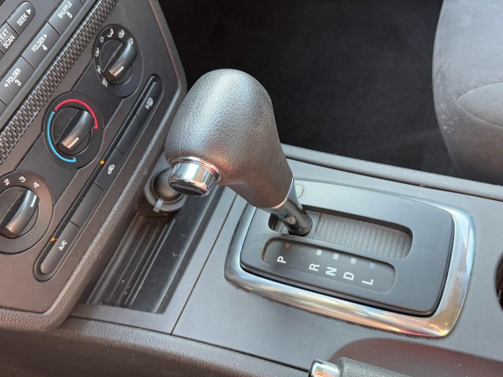 Ford Fusion Vehicle Full-screen Gallery Image 19