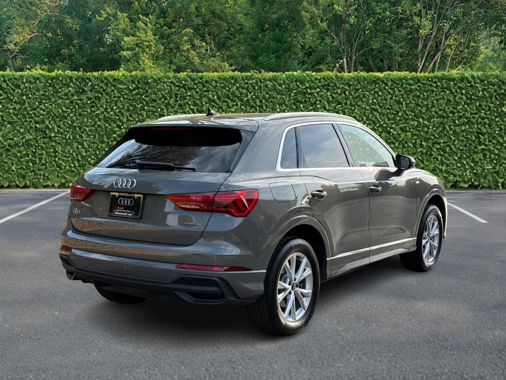 Audi Q3 Vehicle Full-screen Gallery Image 03