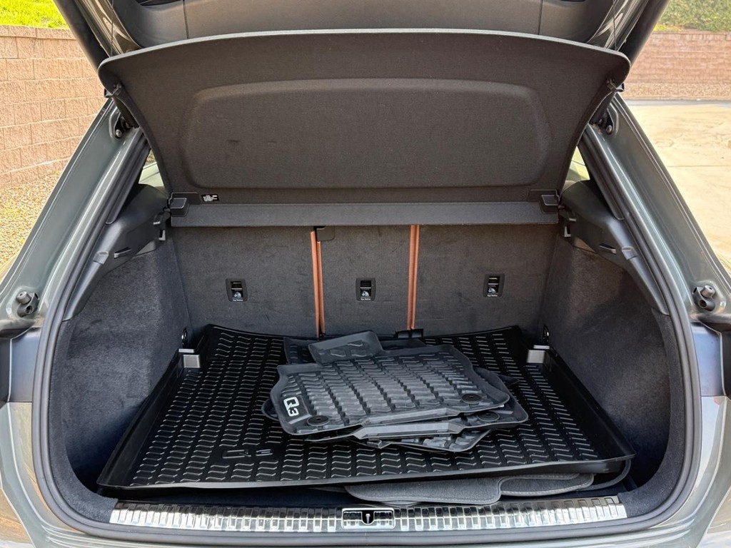 Audi Q3 Vehicle Full-screen Gallery Image 04