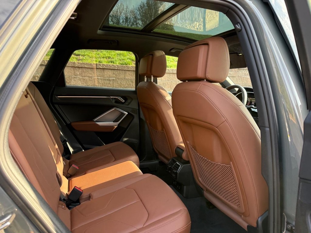 Audi Q3 Vehicle Full-screen Gallery Image 10