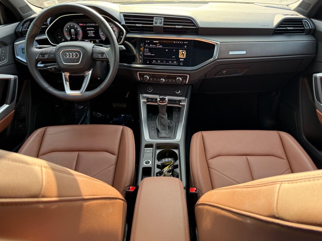 Audi Q3 Vehicle Full-screen Gallery Image 11