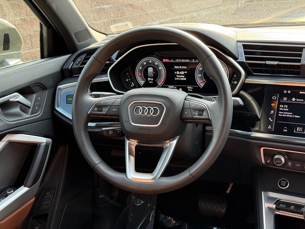 Audi Q3 Vehicle Full-screen Gallery Image 12