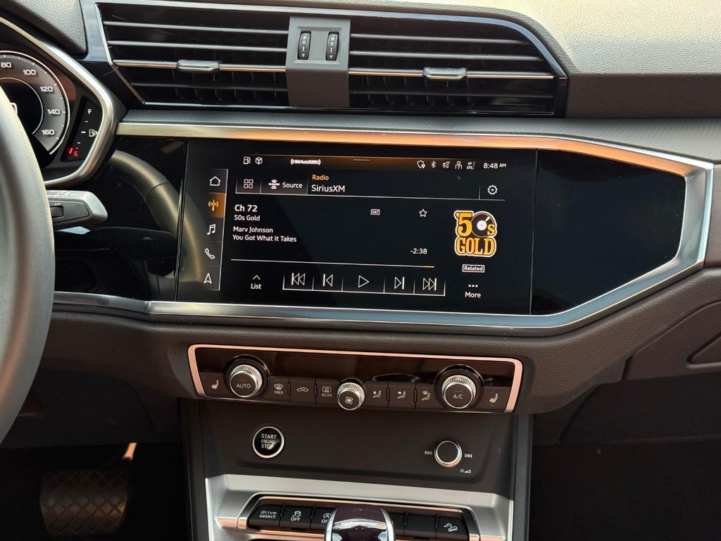 Audi Q3 Vehicle Full-screen Gallery Image 13