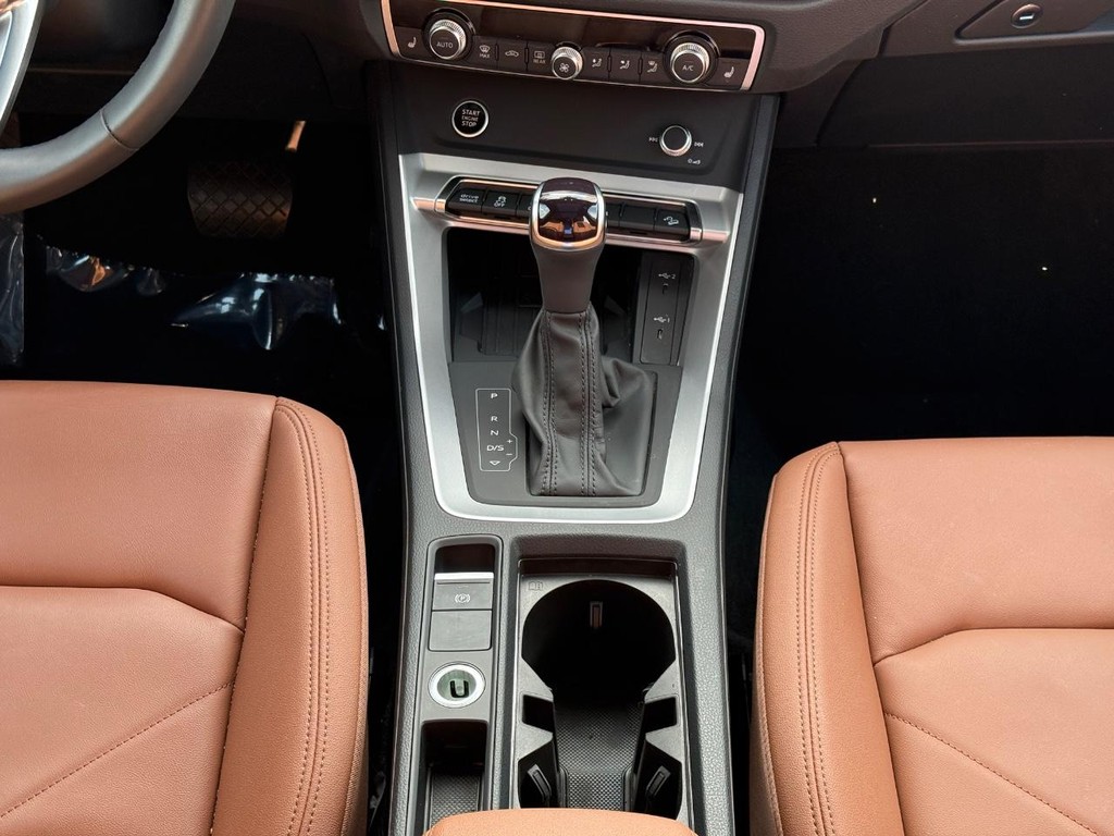 Audi Q3 Vehicle Full-screen Gallery Image 14