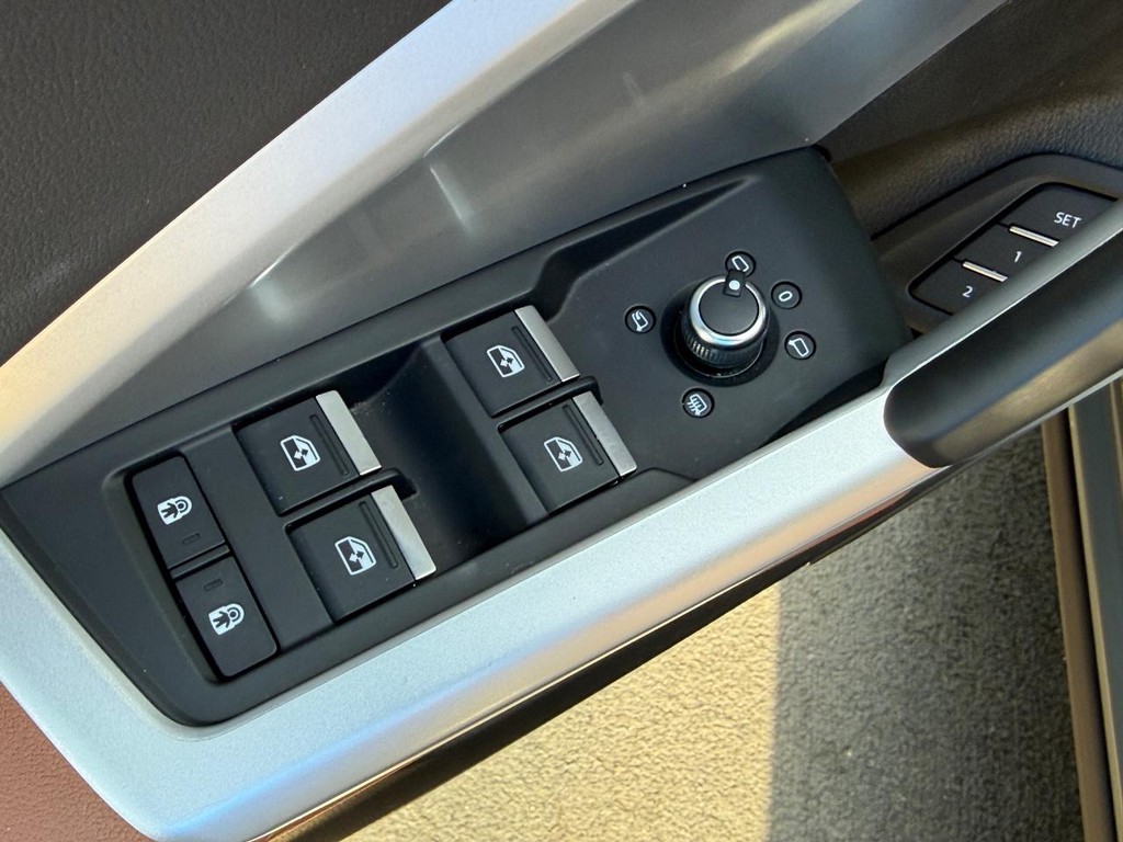 Audi Q3 Vehicle Full-screen Gallery Image 15