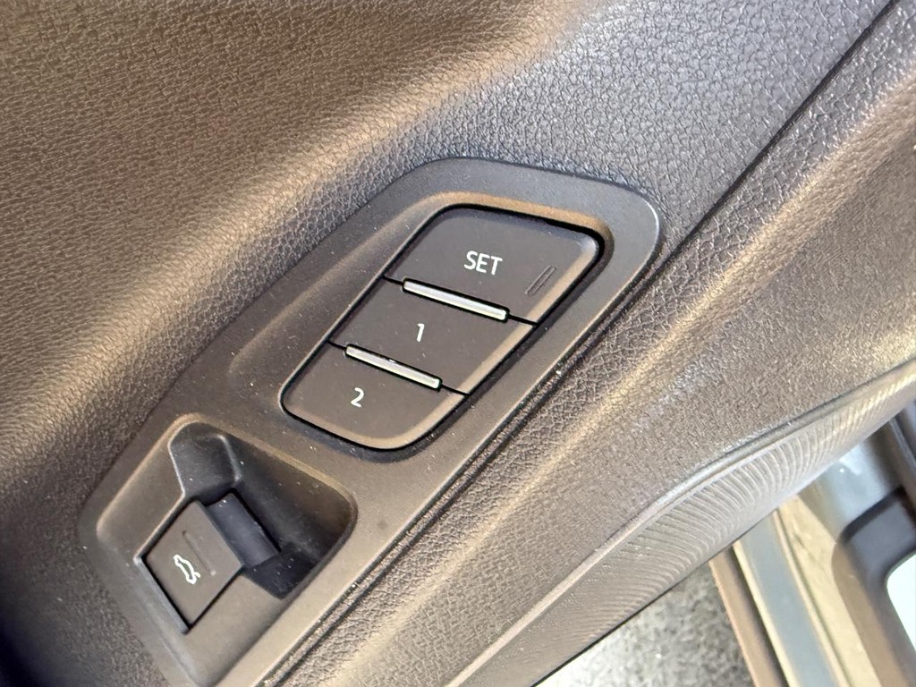 Audi Q3 Vehicle Full-screen Gallery Image 16