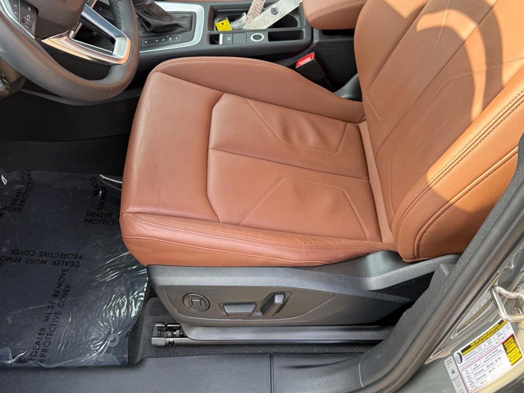 Audi Q3 Vehicle Full-screen Gallery Image 17