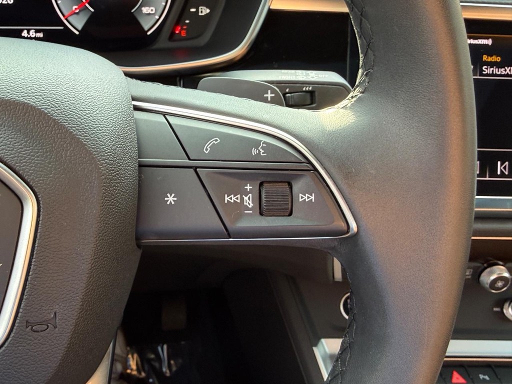 Audi Q3 Vehicle Full-screen Gallery Image 19