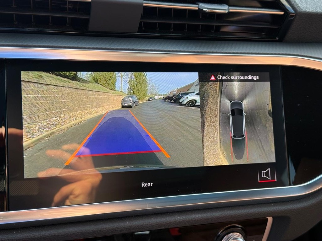 Audi Q3 Vehicle Full-screen Gallery Image 22