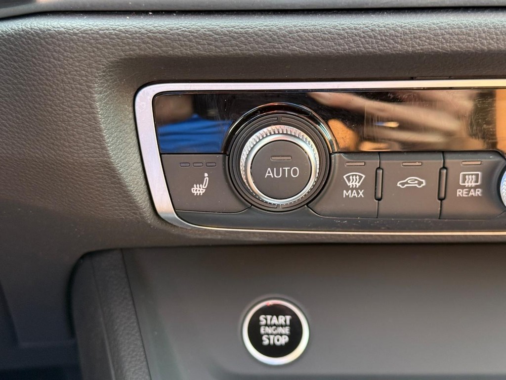 Audi Q3 Vehicle Full-screen Gallery Image 23