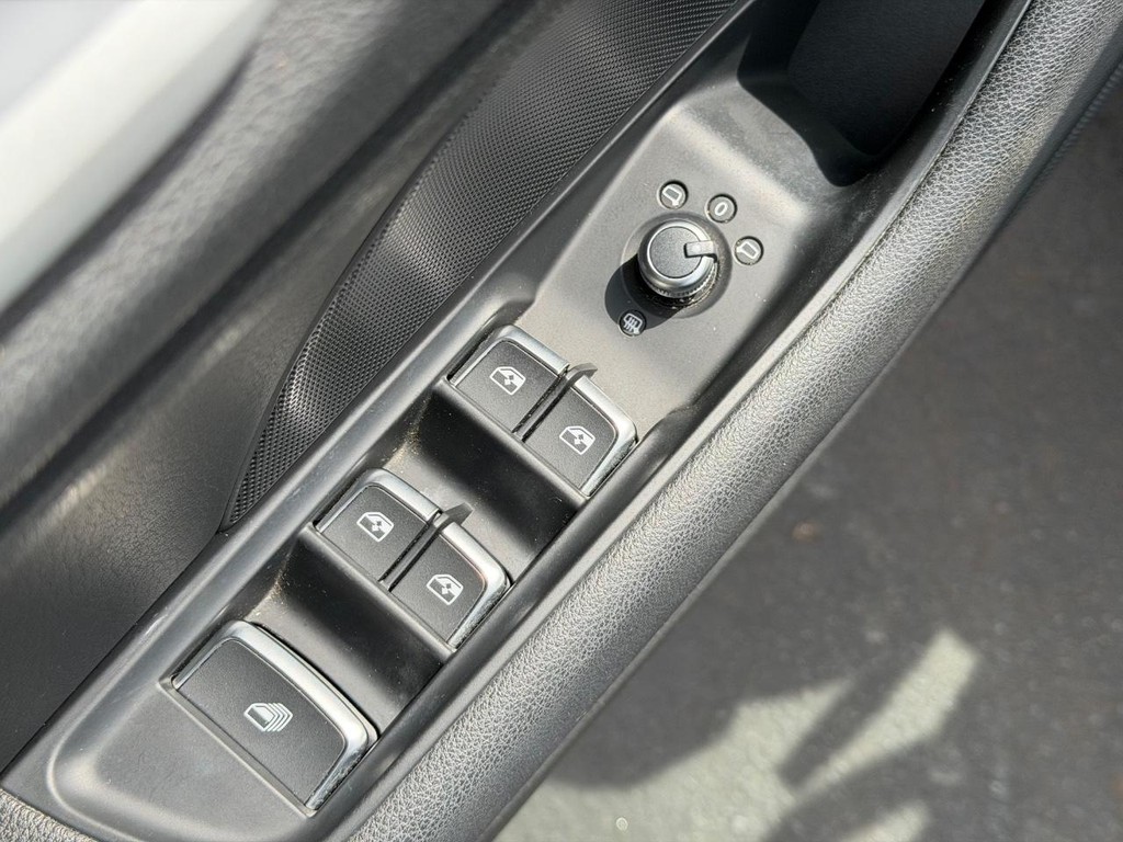 Audi A3 Cabriolet Vehicle Full-screen Gallery Image 24