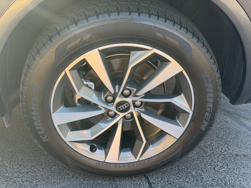 Audi Q5 Vehicle Full-screen Gallery Image 07