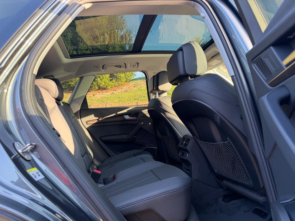 Audi Q5 Vehicle Full-screen Gallery Image 10