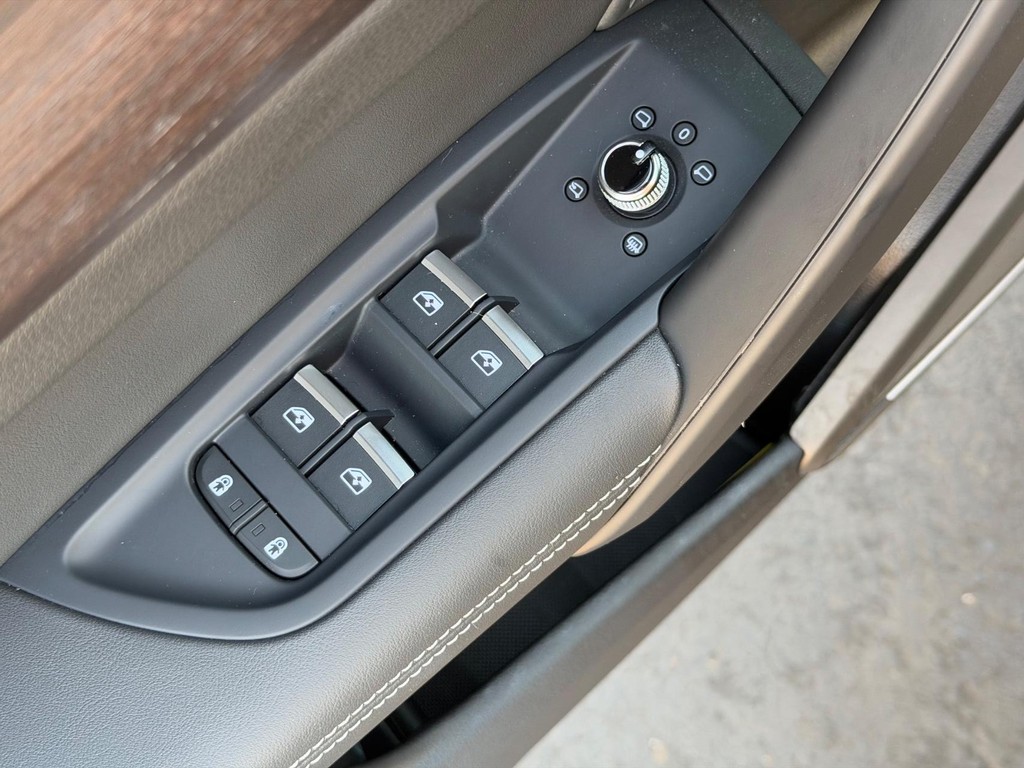 Audi Q5 Vehicle Full-screen Gallery Image 16