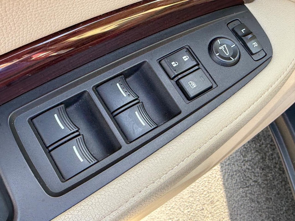 Acura MDX Vehicle Full-screen Gallery Image 16