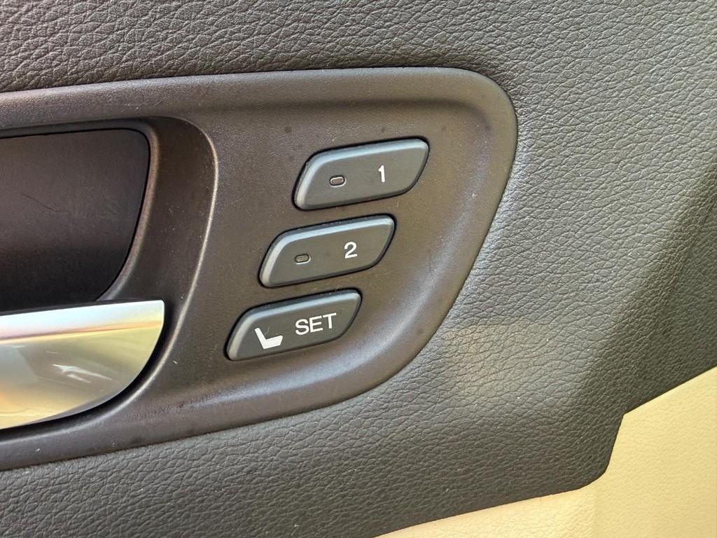 Acura MDX Vehicle Full-screen Gallery Image 17