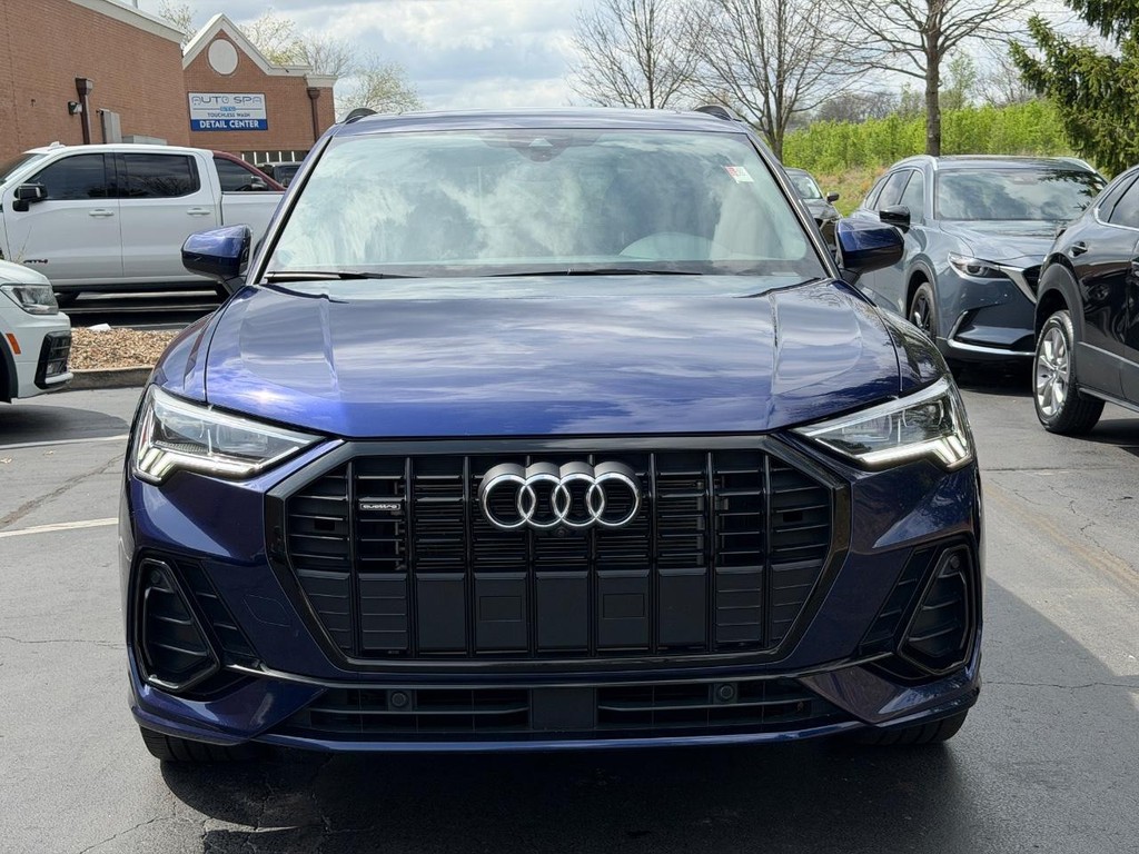 Audi Q3 Vehicle Full-screen Gallery Image 09