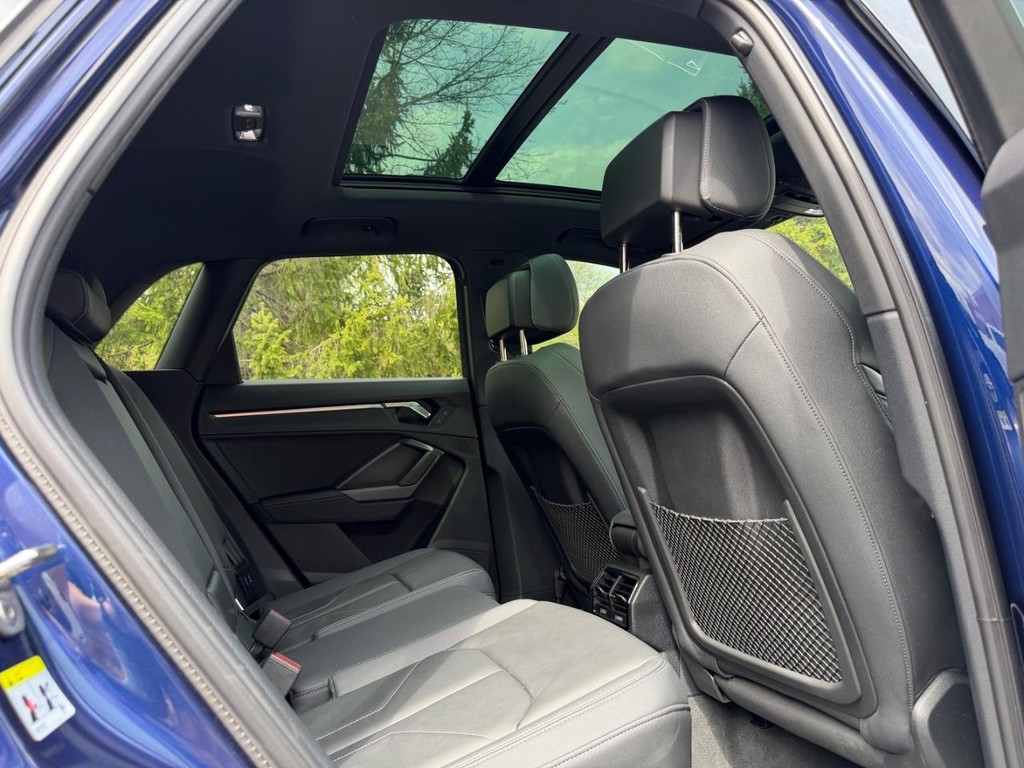 Audi Q3 Vehicle Full-screen Gallery Image 10