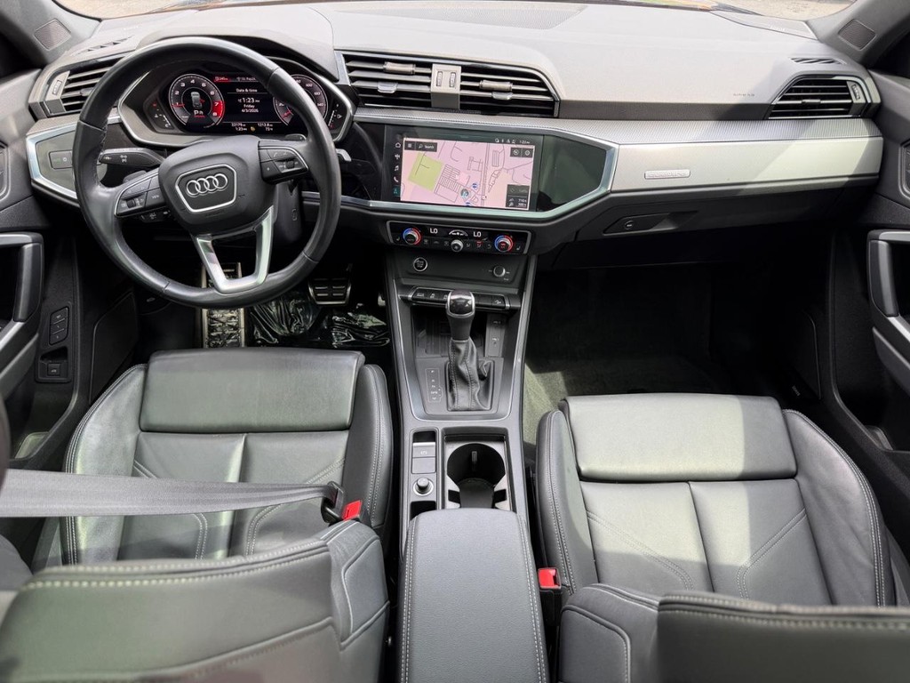 Audi Q3 Vehicle Full-screen Gallery Image 11