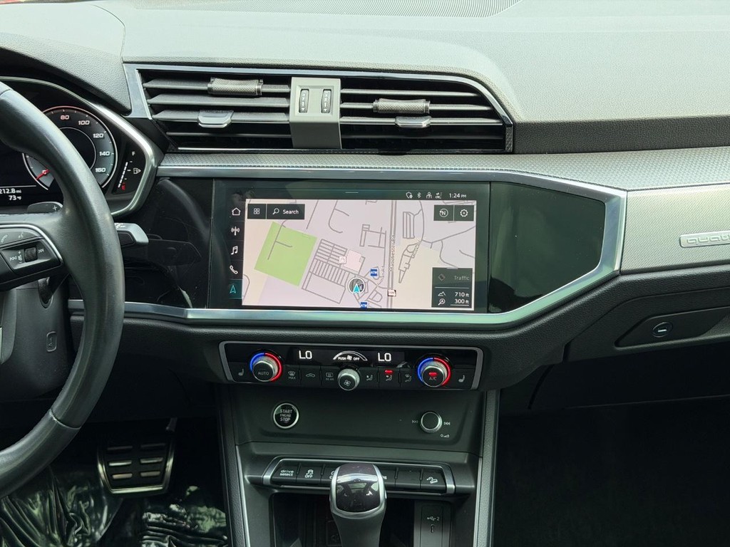 Audi Q3 Vehicle Full-screen Gallery Image 13