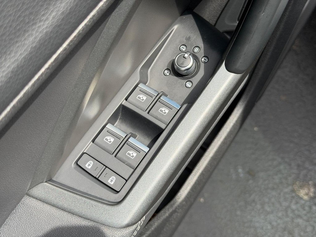 Audi Q3 Vehicle Full-screen Gallery Image 15