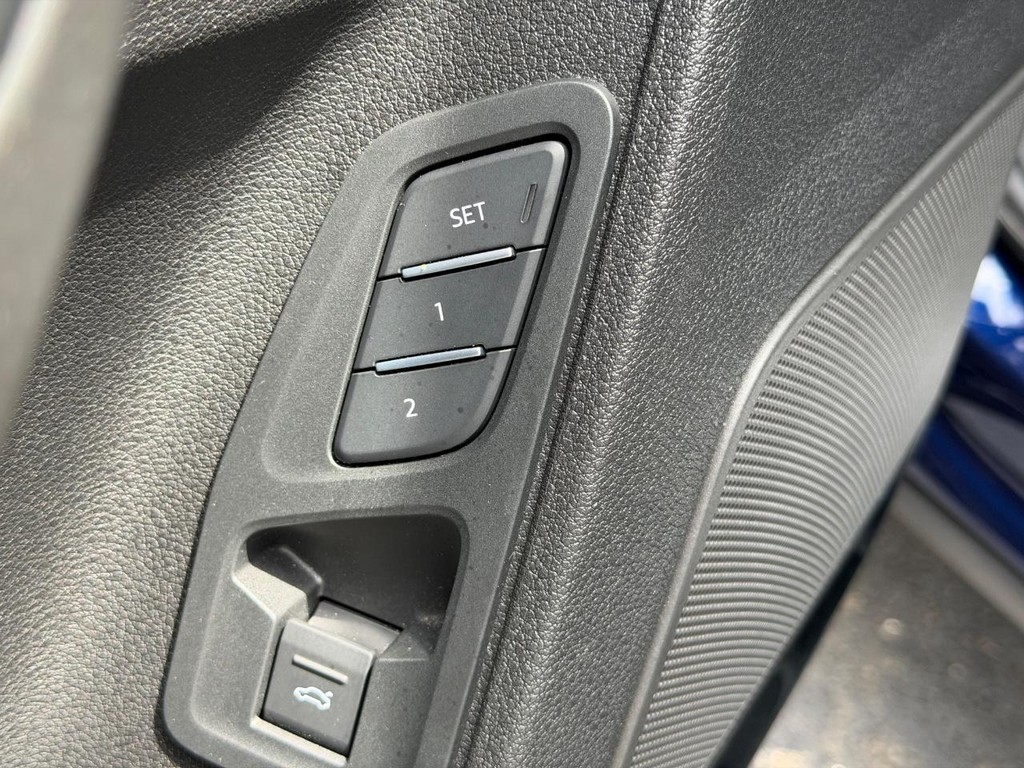 Audi Q3 Vehicle Full-screen Gallery Image 16