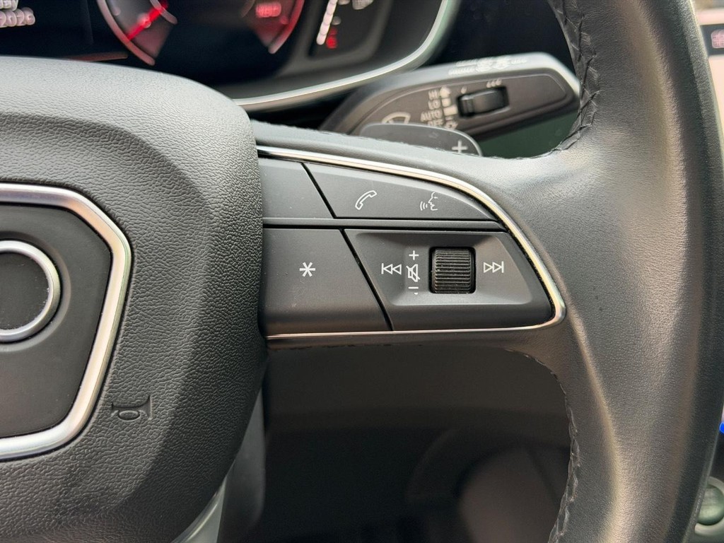 Audi Q3 Vehicle Full-screen Gallery Image 19