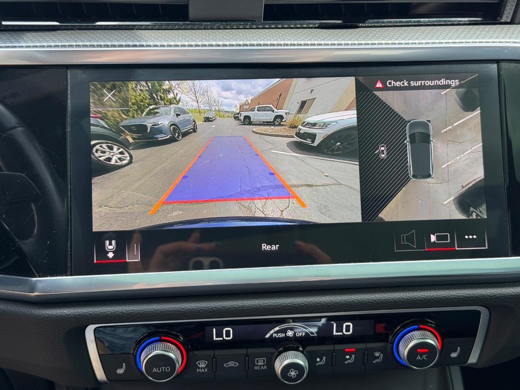 Audi Q3 Vehicle Full-screen Gallery Image 22