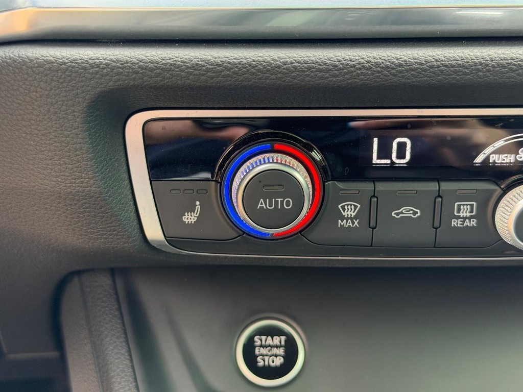 Audi Q3 Vehicle Full-screen Gallery Image 23