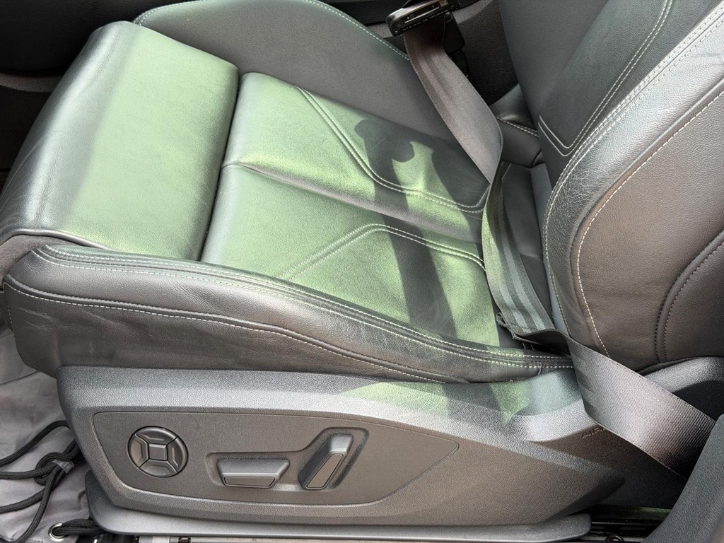 Audi Q3 Vehicle Full-screen Gallery Image 24