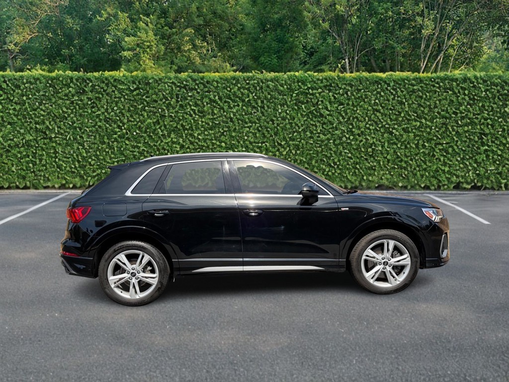 Audi Q3 Vehicle Full-screen Gallery Image 02