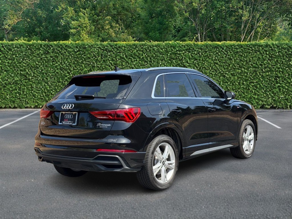 Audi Q3 Vehicle Full-screen Gallery Image 03