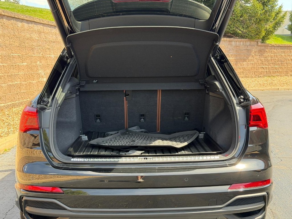 Audi Q3 Vehicle Full-screen Gallery Image 04