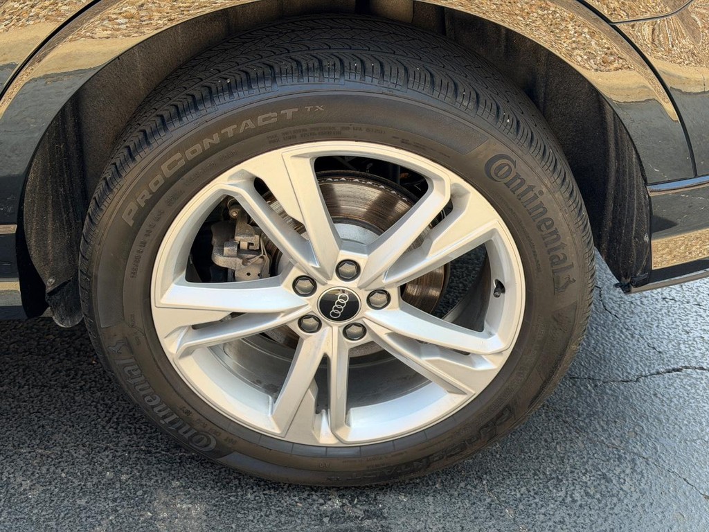 Audi Q3 Vehicle Full-screen Gallery Image 07