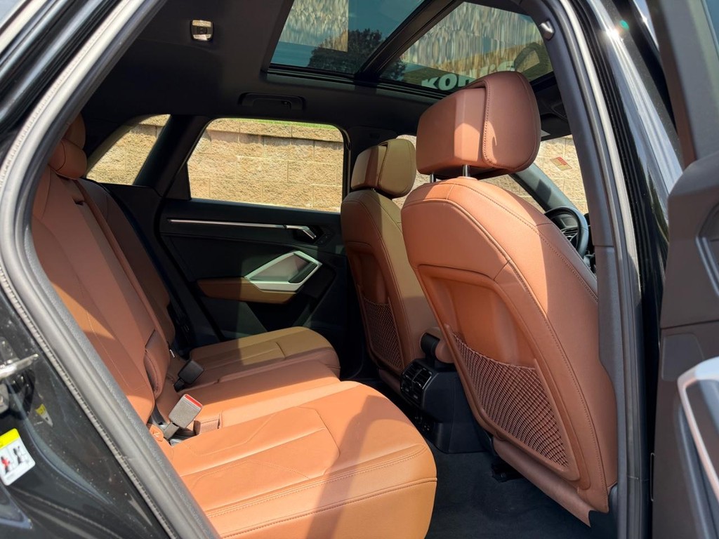 Audi Q3 Vehicle Full-screen Gallery Image 10