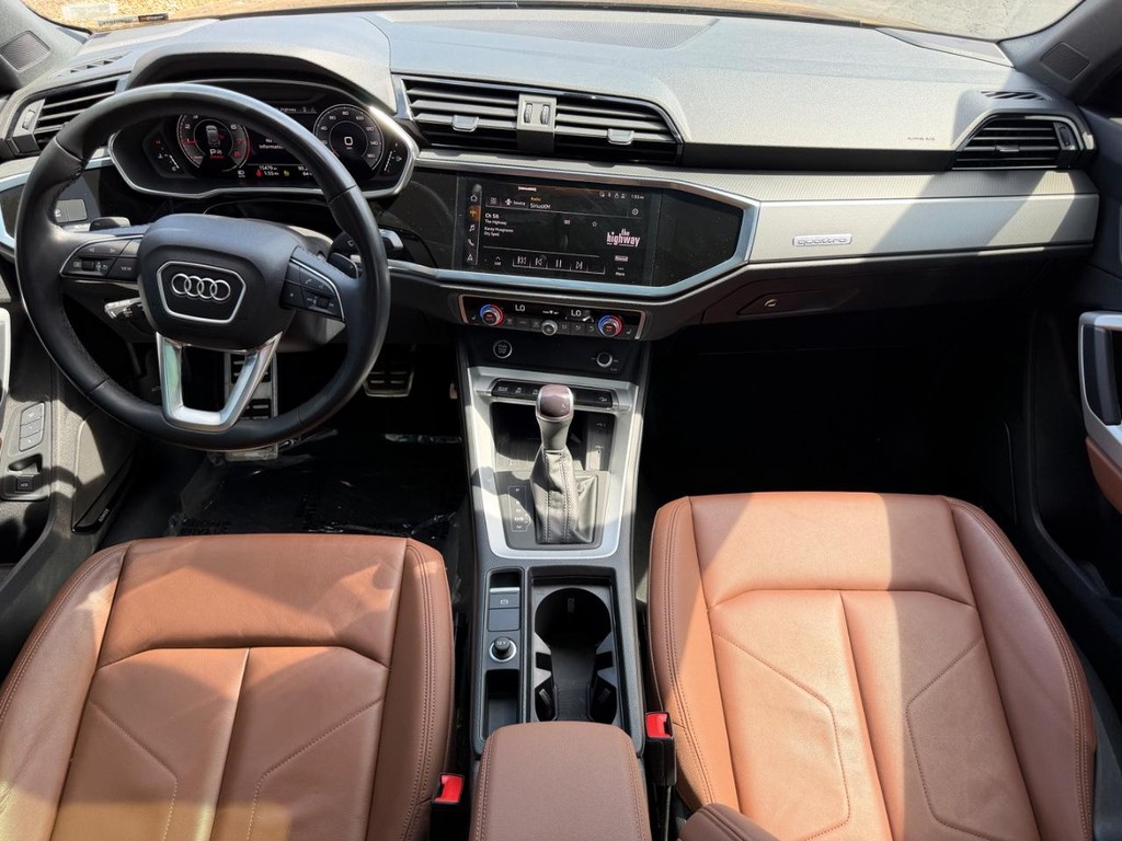 Audi Q3 Vehicle Full-screen Gallery Image 11