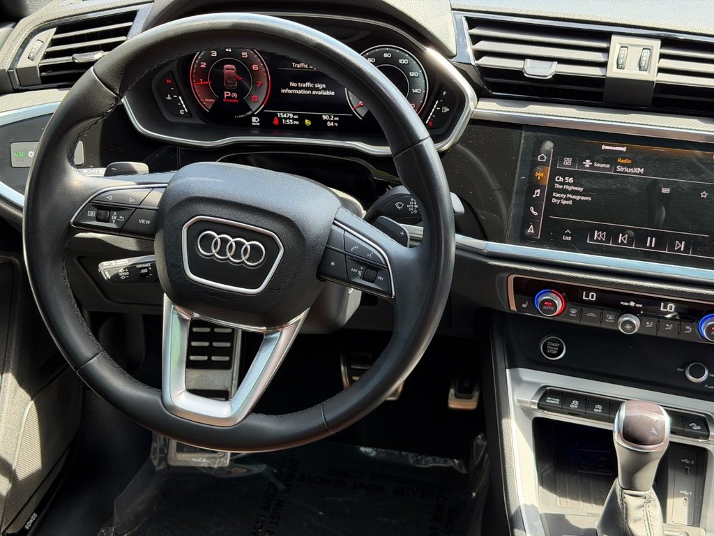 Audi Q3 Vehicle Full-screen Gallery Image 12