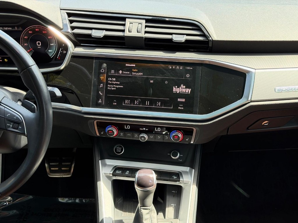 Audi Q3 Vehicle Full-screen Gallery Image 13