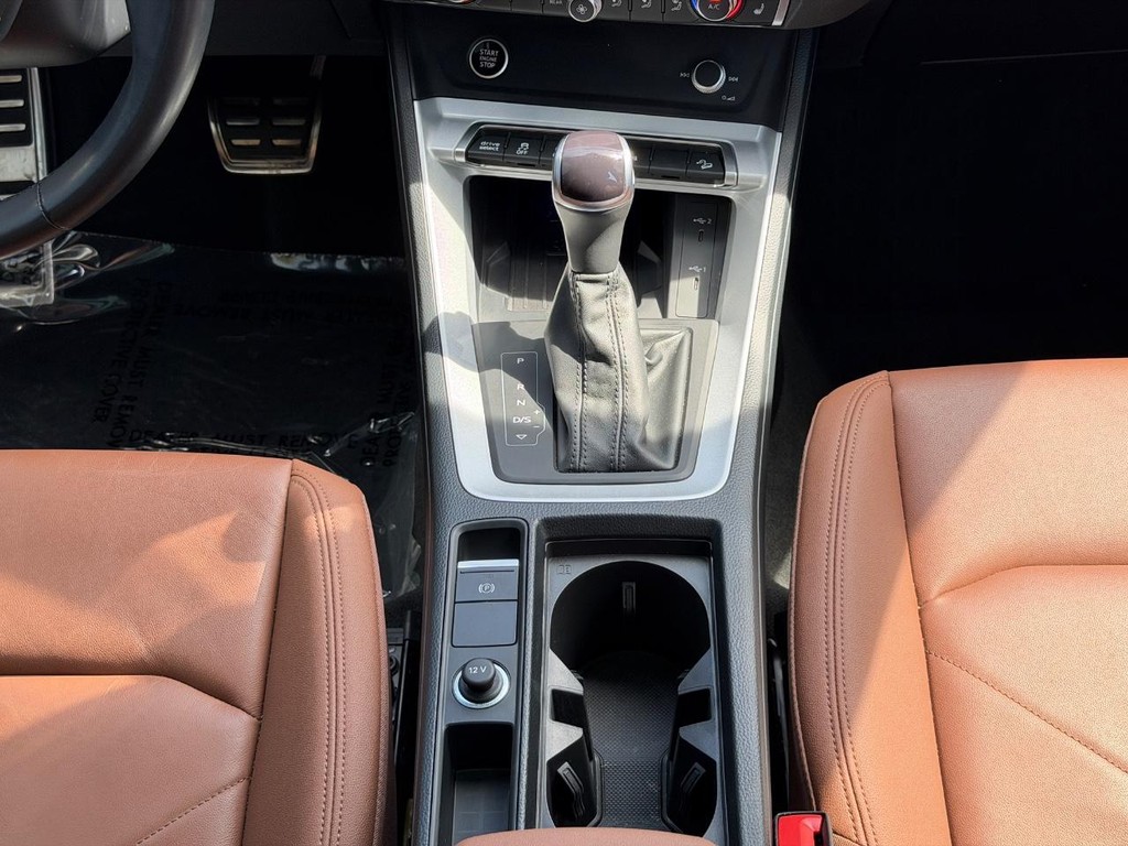 Audi Q3 Vehicle Full-screen Gallery Image 14