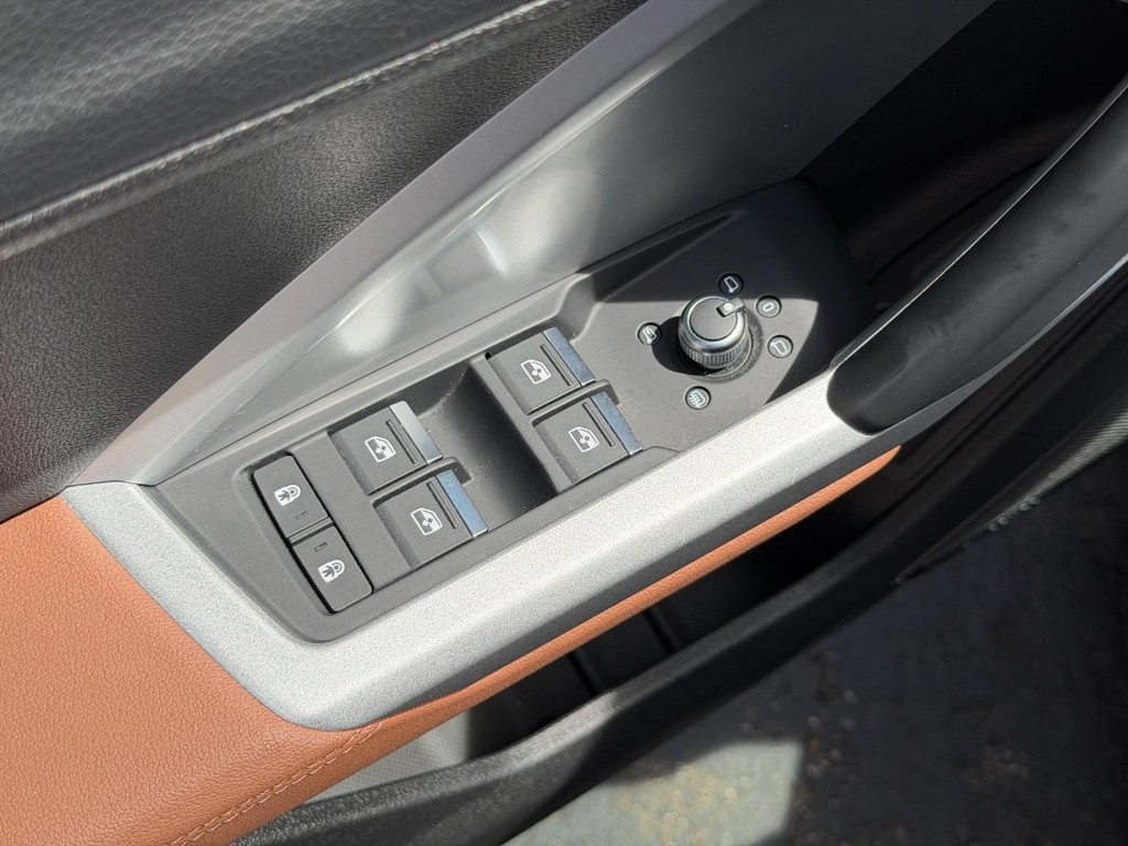 Audi Q3 Vehicle Full-screen Gallery Image 15