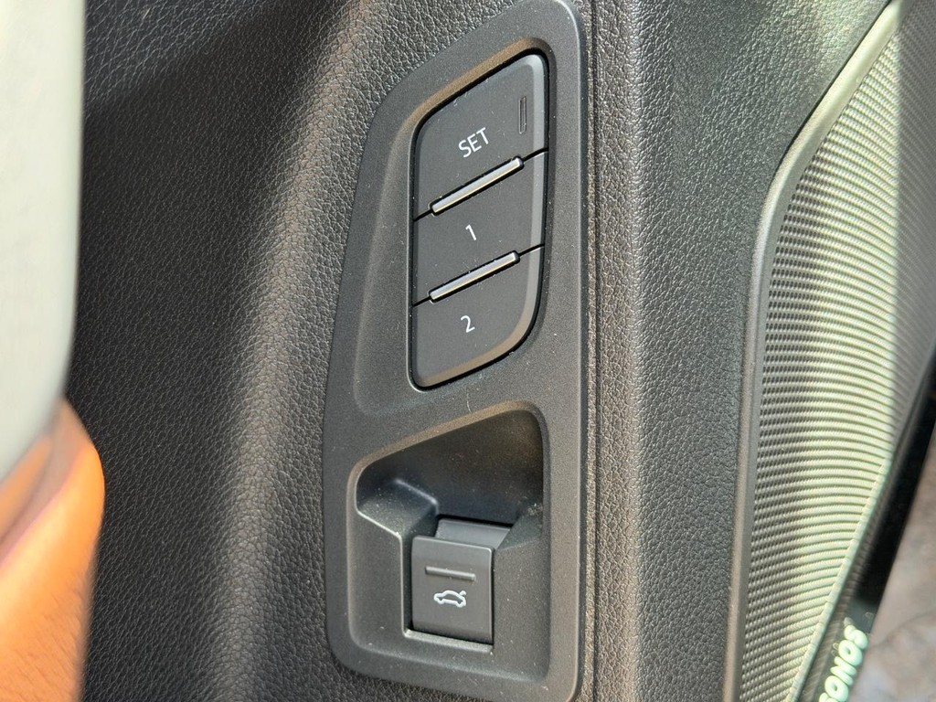 Audi Q3 Vehicle Full-screen Gallery Image 16