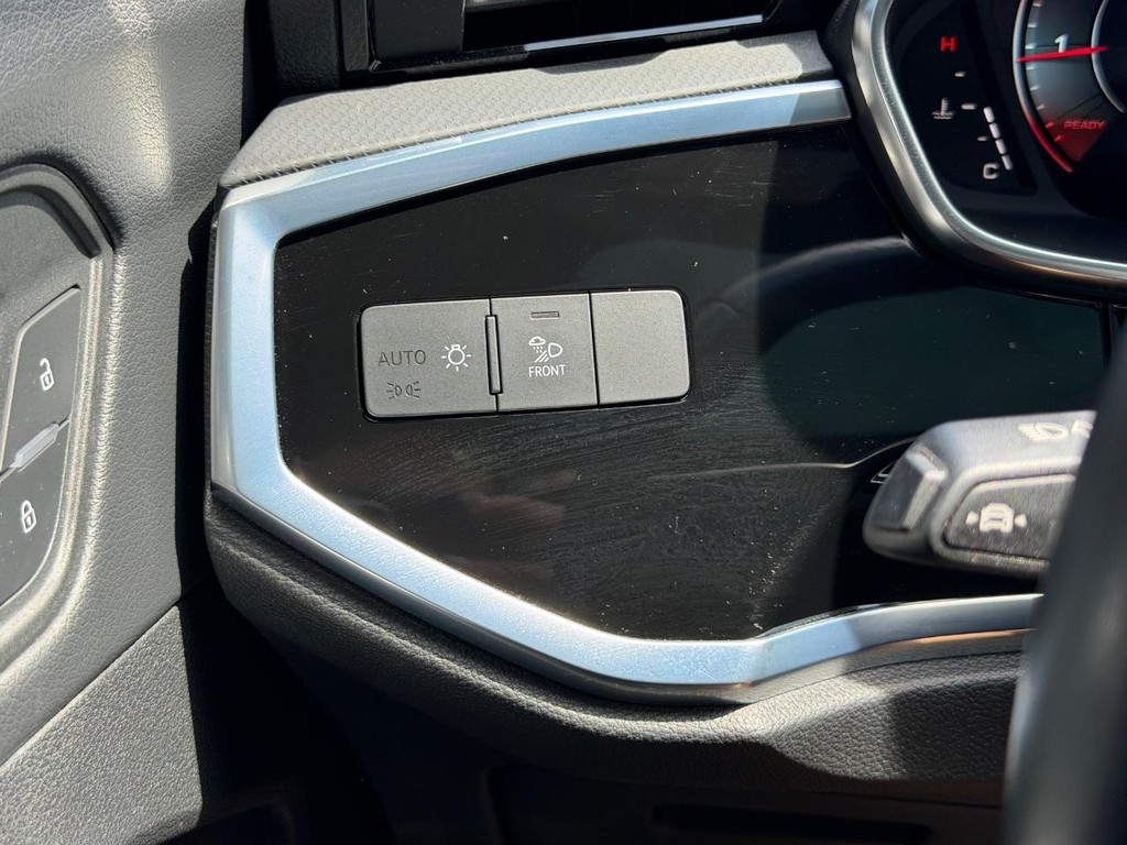 Audi Q3 Vehicle Full-screen Gallery Image 17