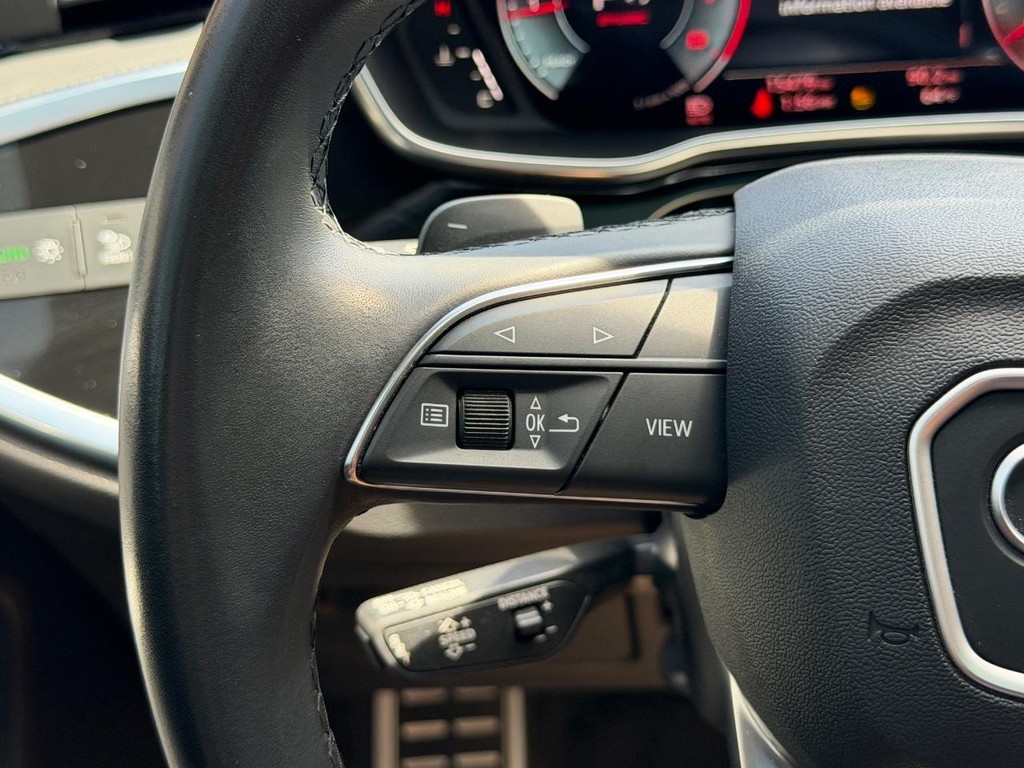 Audi Q3 Vehicle Full-screen Gallery Image 18