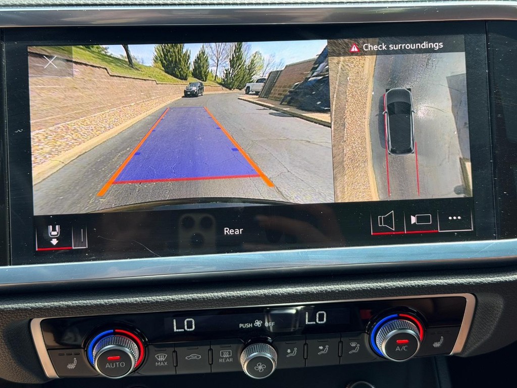 Audi Q3 Vehicle Full-screen Gallery Image 22