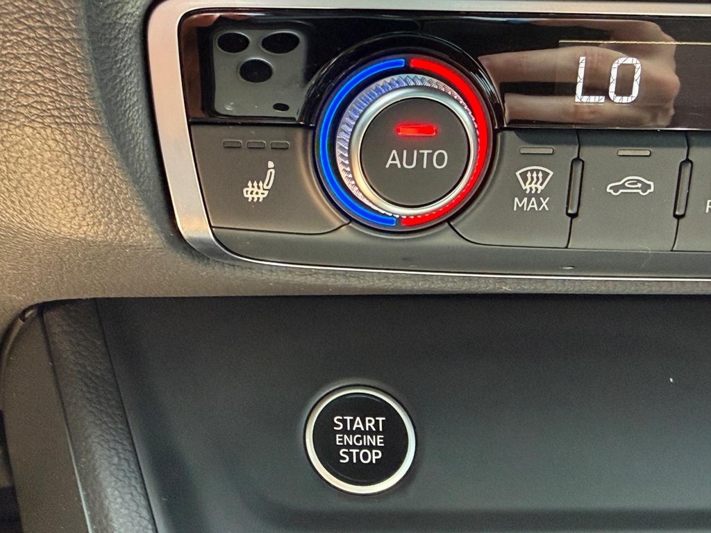 Audi Q3 Vehicle Full-screen Gallery Image 23