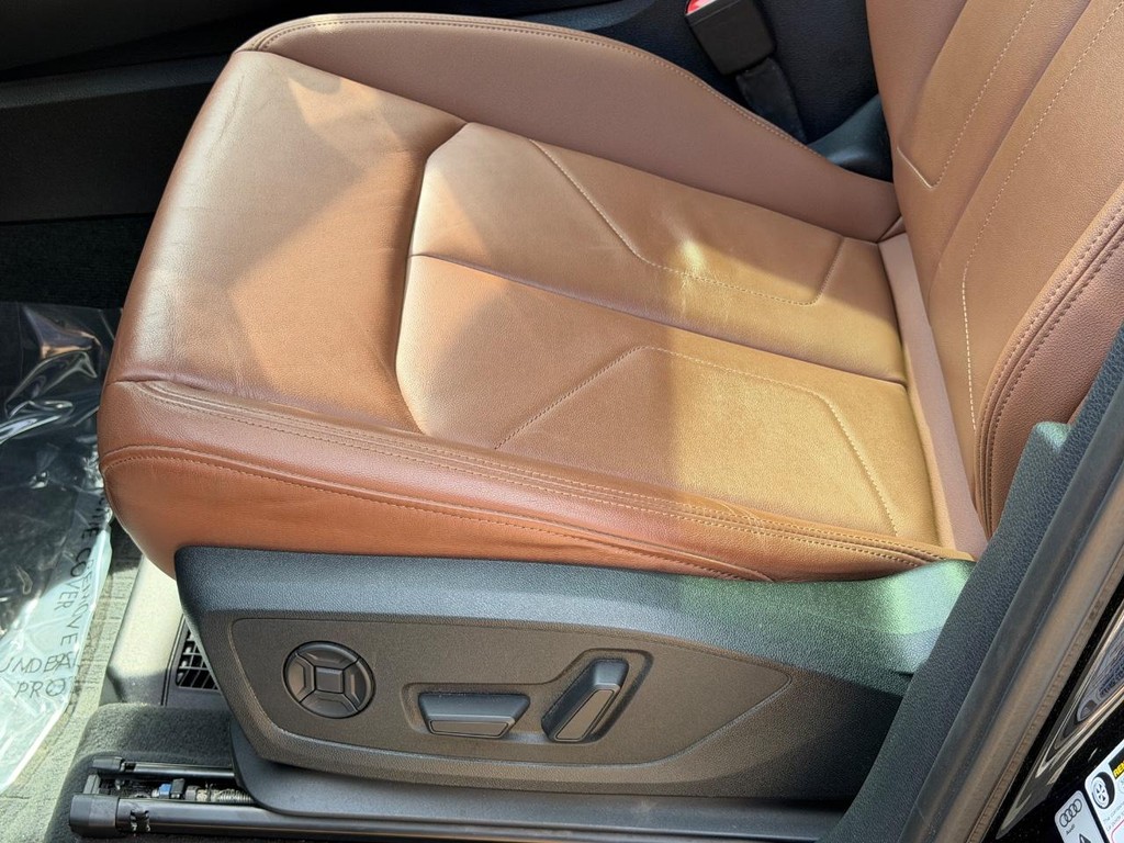 Audi Q3 Vehicle Full-screen Gallery Image 24