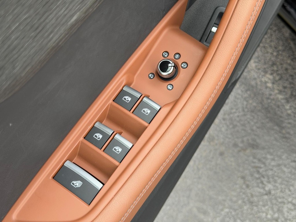 Audi A5 Cabriolet Vehicle Full-screen Gallery Image 12